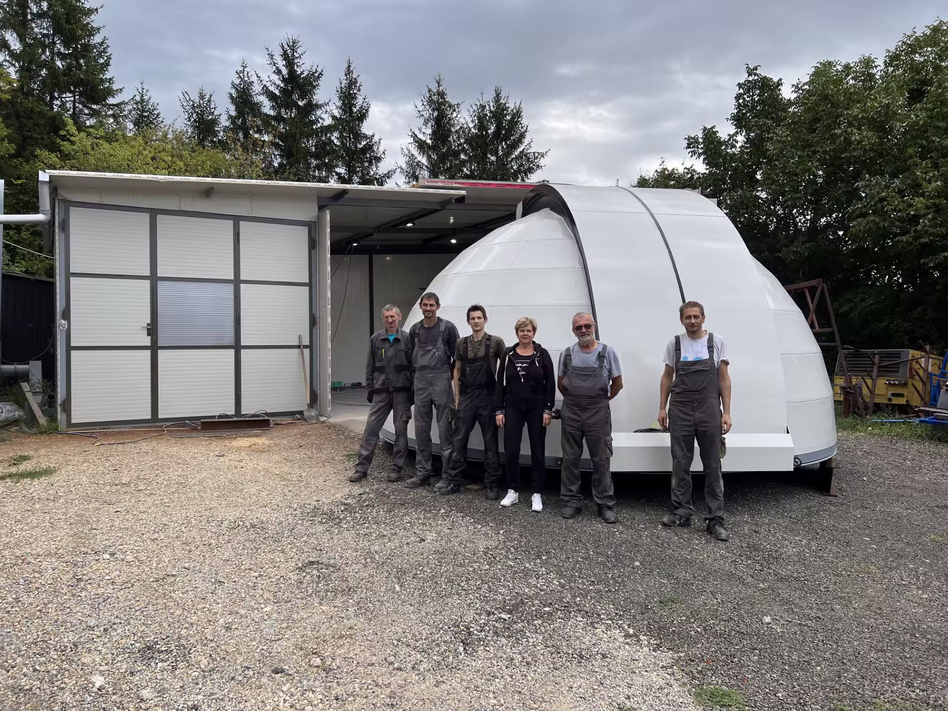 Tim Metal 5 d.o.o. ispred izrađene kupole zvjezdarnice u proizvodnom pogonu