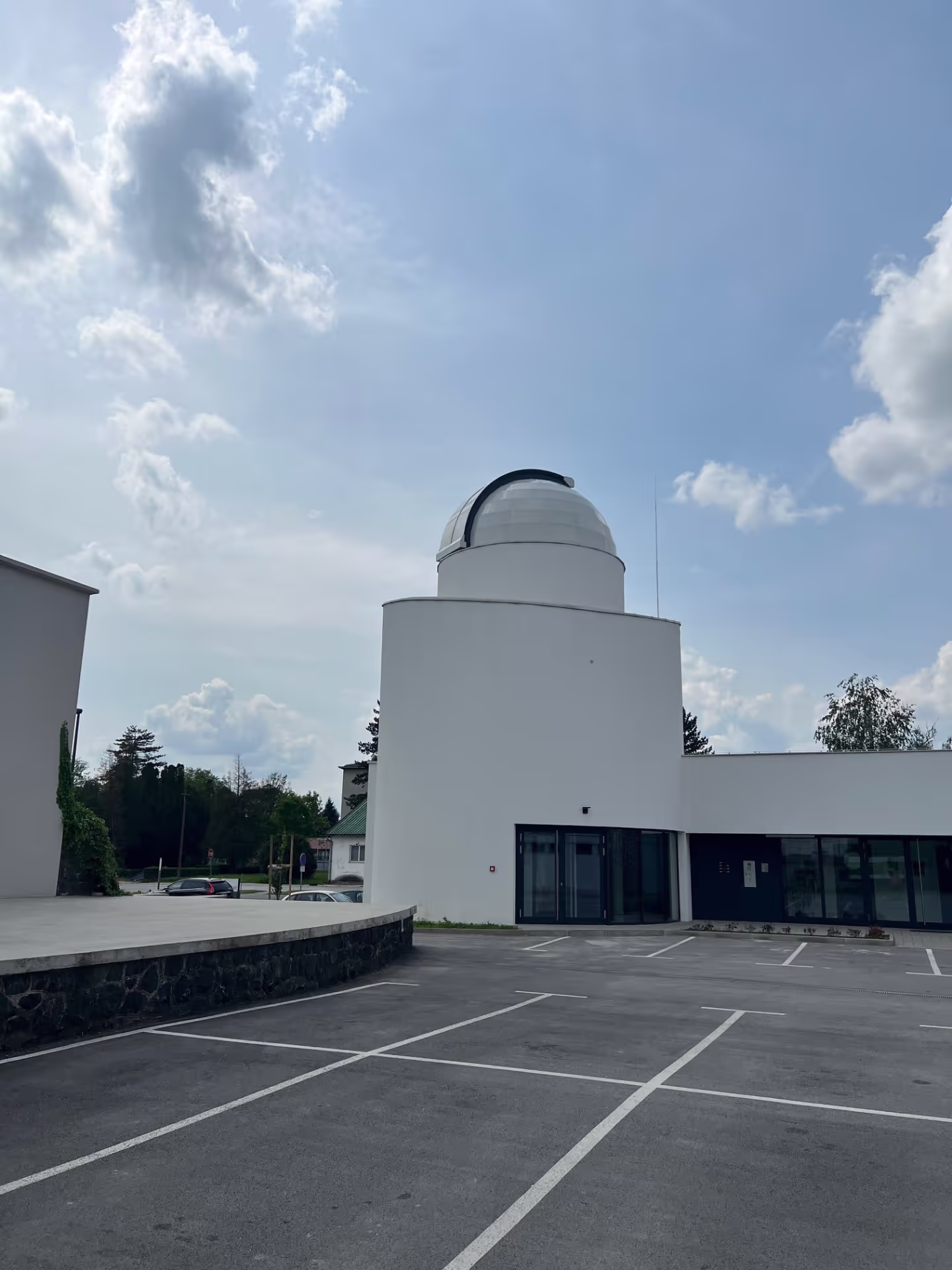 Montirana kupola zvjezdarnice Križevci na zgradi zvjezdarnice