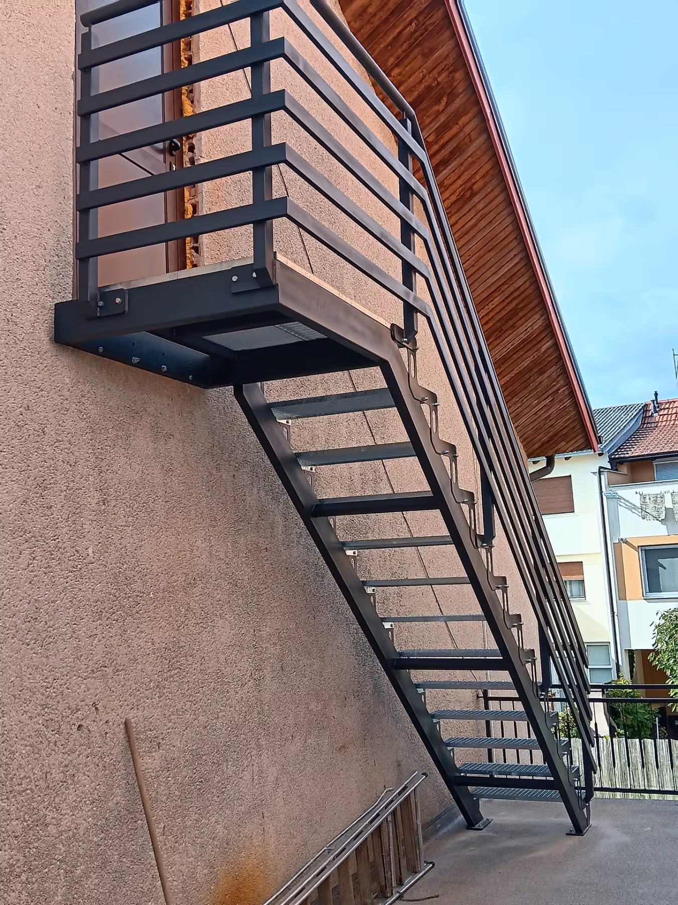 Moderne vanjske metalne stepenice s podestom i horizontalnom ogradom u tamnoj plastificiranoj izvedbi, projekt i izrada Metal 5