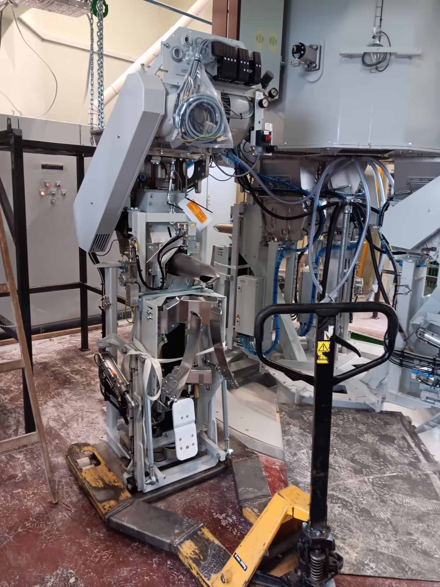 Stroj za automatsko pakiranje i doziranje u industrijskom pogonu